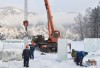 Сегодня на площади возле городского ДК начали строительство ледового городка 